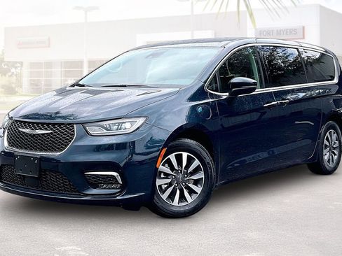 Used 2023 Chrysler Pacifica Touring-L FWD image 31