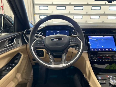 Used 2024 Jeep Grand Cherokee Limited w/ Luxury Tech Group II image 29