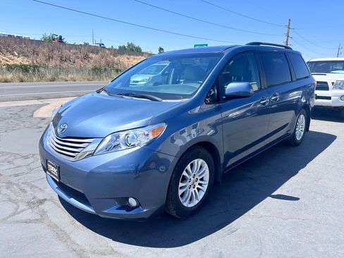 Used 2016 Toyota Sienna XLE Premium FWD image 2