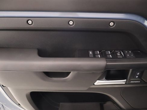 Used 2025 Land Rover Defender 110 X-Dynamic SE image 16