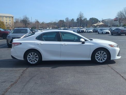 Used 2019 Toyota Camry LE image 4