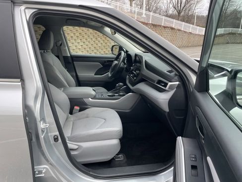 Used 2023 Toyota Highlander LE image 28