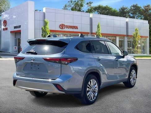 Used 2024 Toyota Highlander Platinum AWD/4WD image 5