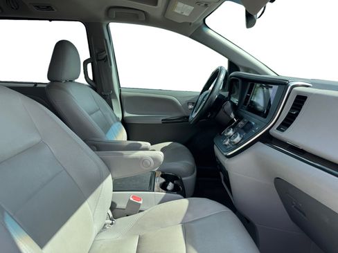 Used 2017 Toyota Sienna XLE Premium image 17