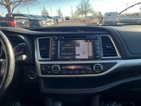 Used 2018 Toyota Highlander XLE image 12