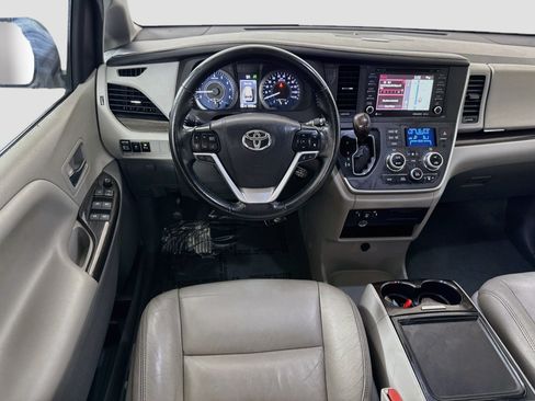 Used 2020 Toyota Sienna XLE w/ XLE Navigation Package FWD image 17