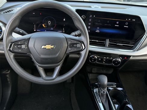 Certified 2025 Chevrolet Trax LT image 11