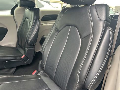 Used 2024 Chrysler Pacifica Touring-L image 43