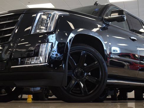 Used 2019 Cadillac Escalade ESV Luxury RWD image 13
