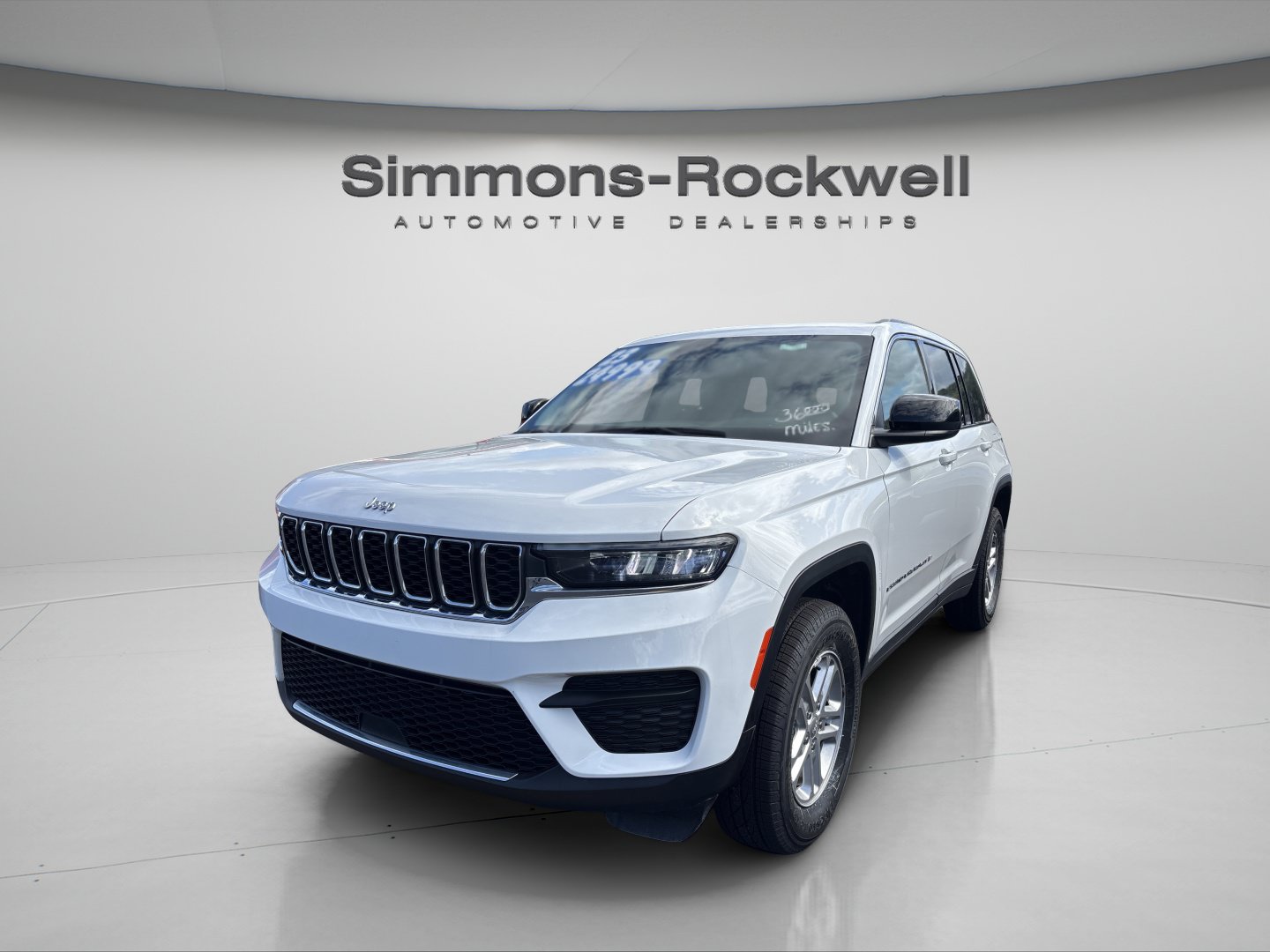 Used 2023 Jeep Grand Cherokee Laredo w/ Luxury Tech Group I AWD/4WD image 7