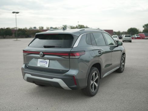 New 2025 Volkswagen Tiguan SE image 8