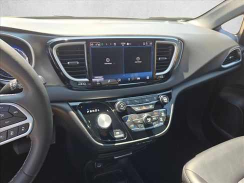 Used 2025 Chrysler Pacifica Select FWD image 12