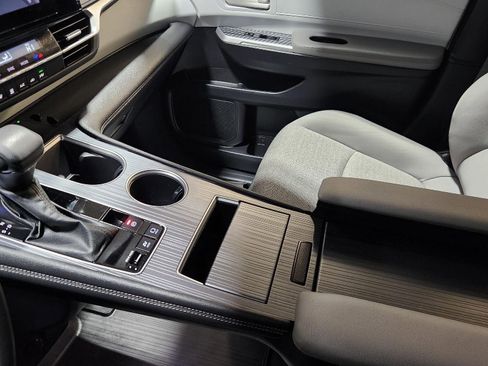 Used 2025 Toyota Sienna LE image 17