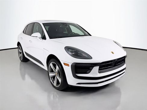 Certified 2025 Porsche Macan AWD/4WD image 31
