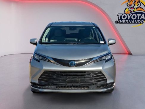 Used 2021 Toyota Sienna LE image 2