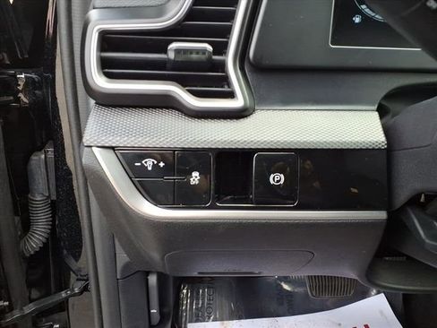 Used 2025 Kia Sportage LX image 18