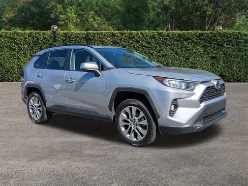 Used 2021 Toyota RAV4 XLE Premium image 2