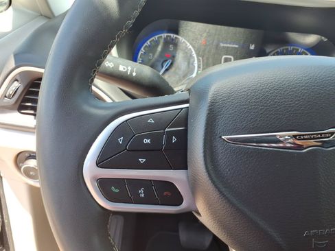 Used 2023 Chrysler Pacifica Touring-L FWD image 16