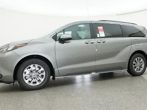 New 2026 Toyota Sienna XLE FWD image 21