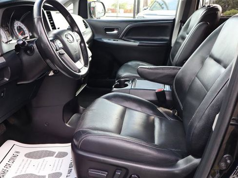 Used 2016 Toyota Sienna SE image 10