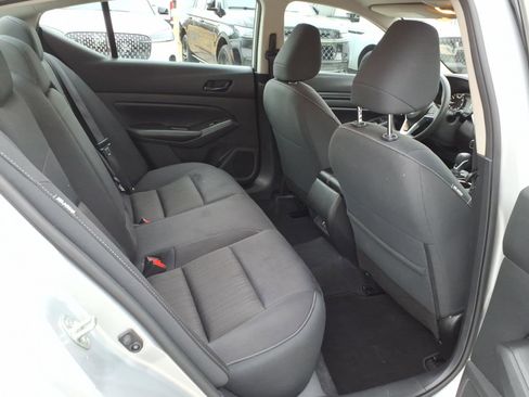 Used 2024 Nissan Altima 2.5 SV FWD image 9