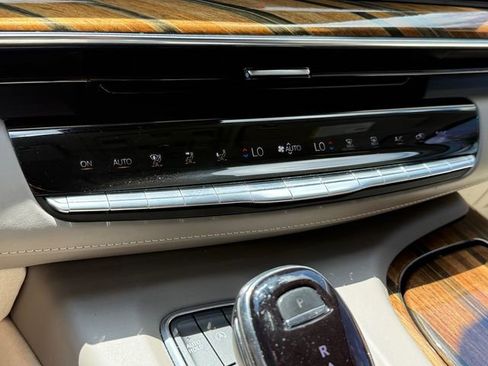 Used 2023 Cadillac Escalade ESV Premium Luxury Platinum AWD/4WD image 30