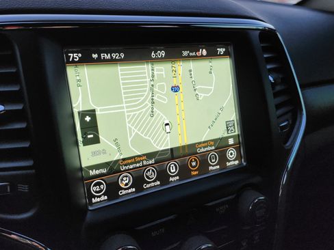 Used 2018 Jeep Grand Cherokee Altitude image 2