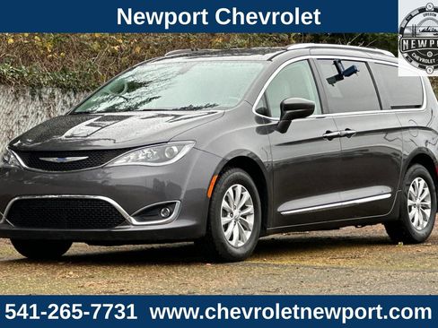 Used 2018 Chrysler Pacifica Touring-L Plus image 9