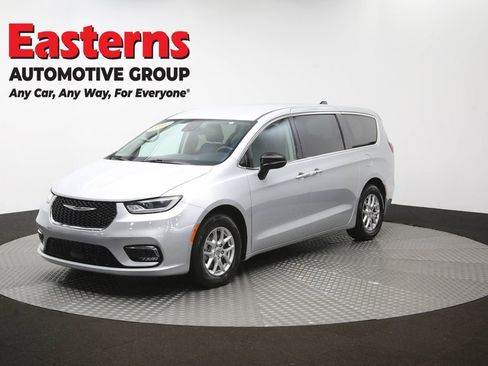 Used 2024 Chrysler Pacifica Touring-L FWD image 57