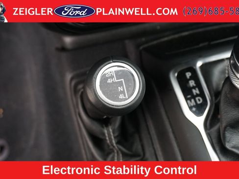 Used 2022 Jeep Wrangler Unlimited Sahara w/ Cold Weather Group AWD/4WD image 11