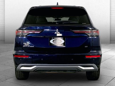 Used 2025 Mitsubishi Outlander SE image 3