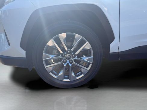Used 2019 Toyota RAV4 XLE Premium FWD image 27