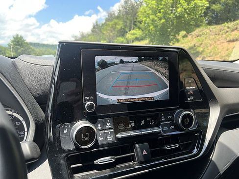 Used 2023 Toyota Highlander XLE AWD/4WD image 15