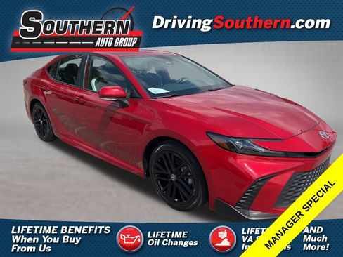 Used 2025 Toyota Camry SE FWD image 1