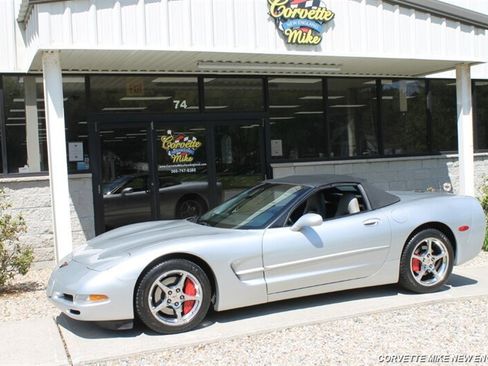 Used 2002 Chevrolet Corvette Coupe w/ Preferred Equipment Group2 RWD image 3