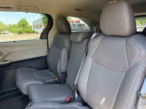 Used 2023 Toyota Sienna LE FWD image 10