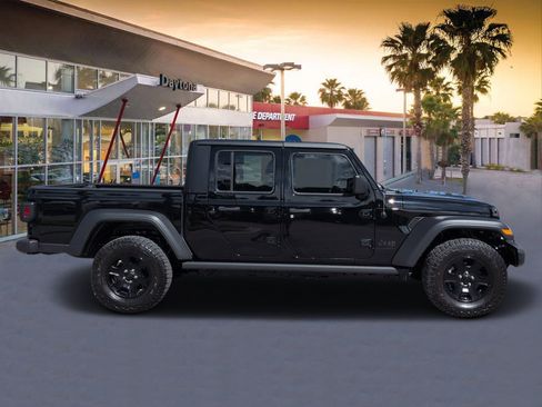 Used 2023 Jeep Gladiator Sport AWD/4WD image 2