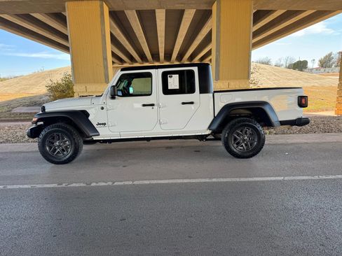 Used 2025 Jeep Gladiator Sport image 6