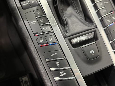 Certified 2021 Porsche Macan AWD/4WD image 36