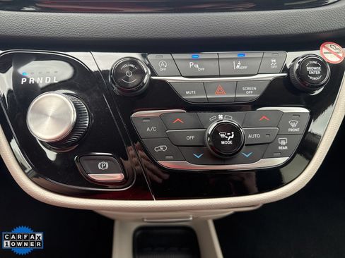 Used 2024 Chrysler Pacifica Touring-L FWD image 19