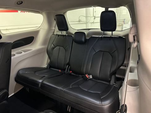 Certified 2024 Chrysler Pacifica Limited FWD image 27