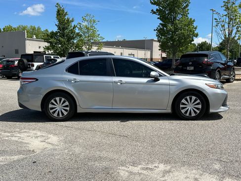 Used 2018 Toyota Camry FWD image 5