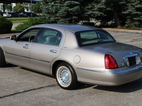 Used 2002 Lincoln Town Car Executive RWD image 24