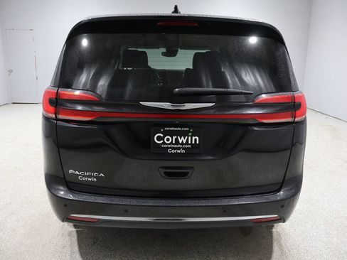 Used 2023 Chrysler Pacifica Touring-L image 3