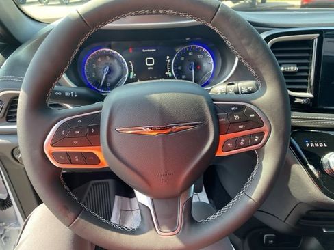 New 2025 Chrysler Pacifica Select w/ Fav Edition Package FWD image 13