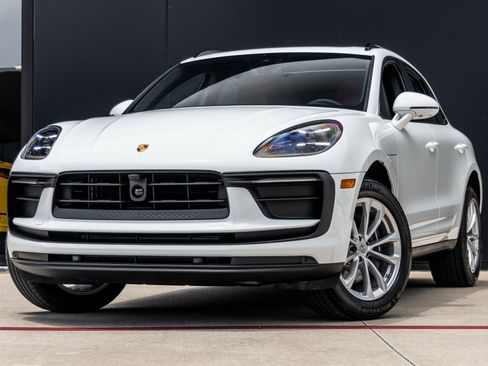 Certified 2025 Porsche Macan image 1