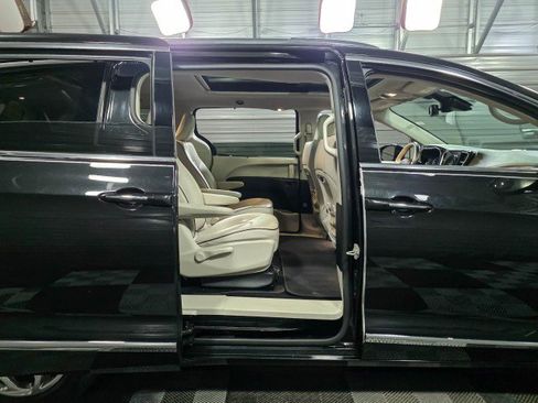 Used 2021 Chrysler Pacifica Limited image 17