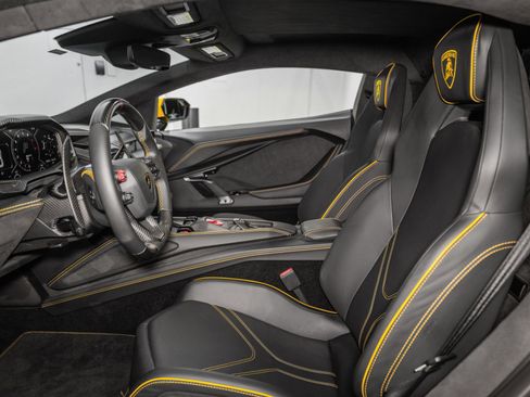 Used 2024 Lamborghini Revuelto image 2