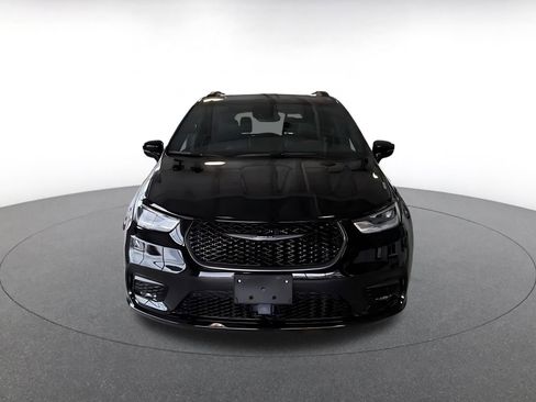 Used 2025 Chrysler Pacifica Limited image 5