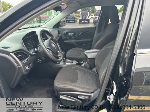 Used 2019 Jeep Cherokee Latitude w/ Popular Appearance Group AWD/4WD image 5